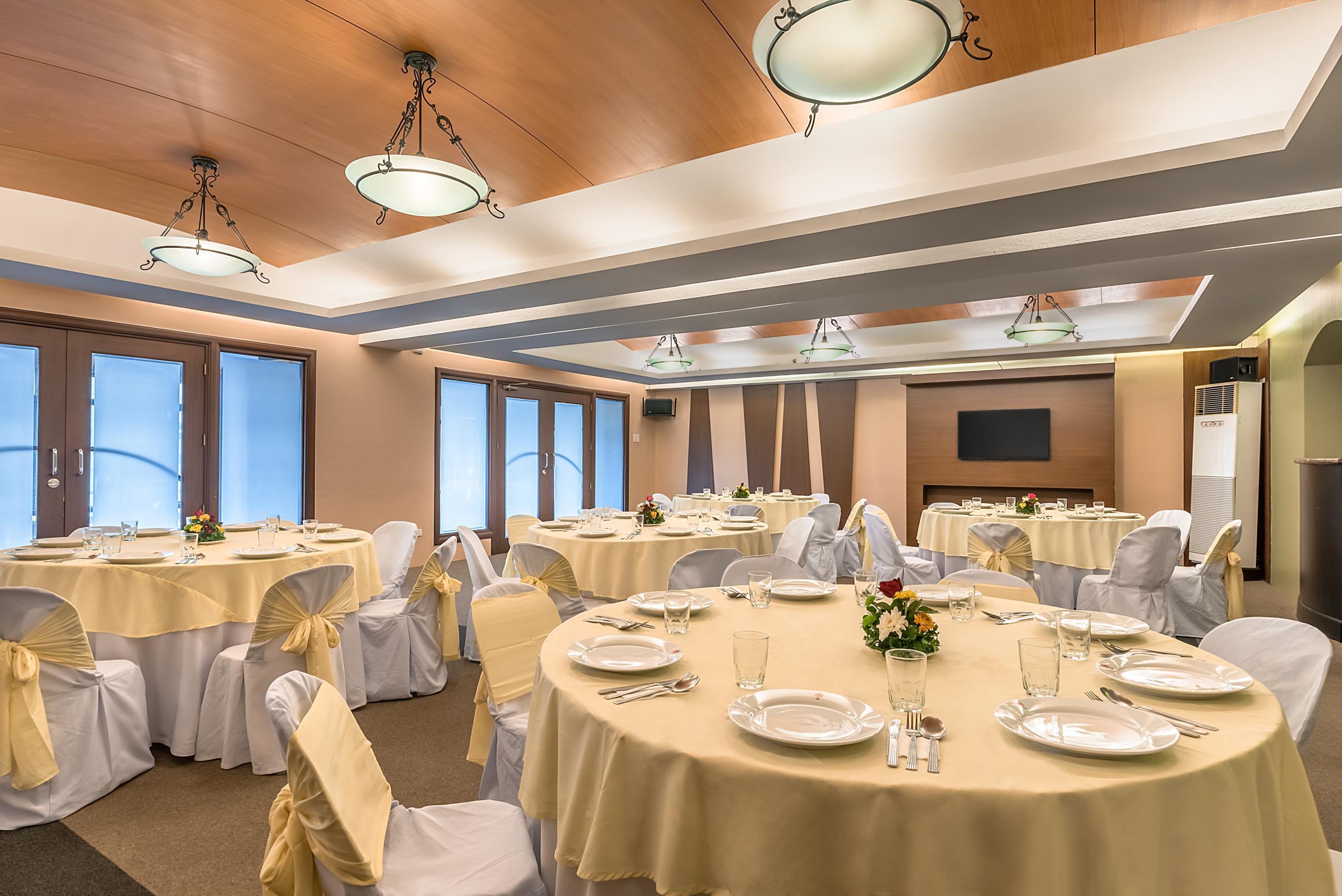 Tropicana Suites Манила Экстерьер фото